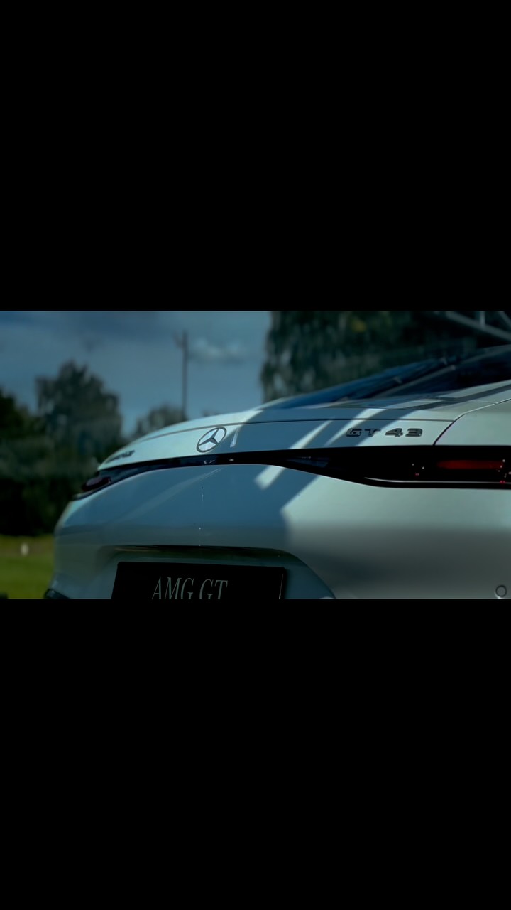 Performance trifft Präzision. Der Mercedes-AMG GT 43 zu Gast auf der Wendlohe – ein Blickfang auf und neben dem Platz…